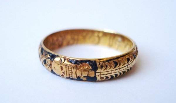 Золотое траурное кольцо с надписью «Пусть любовь пребудет, пока смерть не разлучит», Англия, 1600-е годы