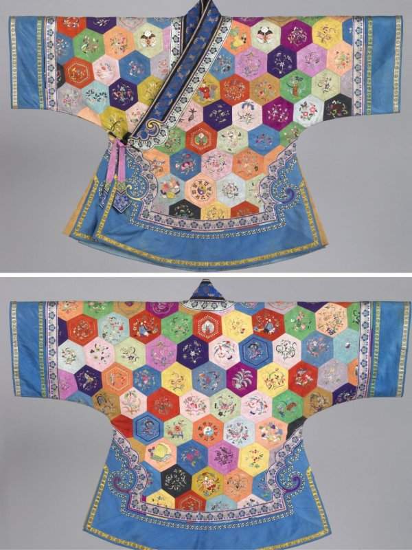 Халат для мальчика, сделанный из шестиугольных шёлковых лоскутов. Китай, династия Цинь, конец 19 века