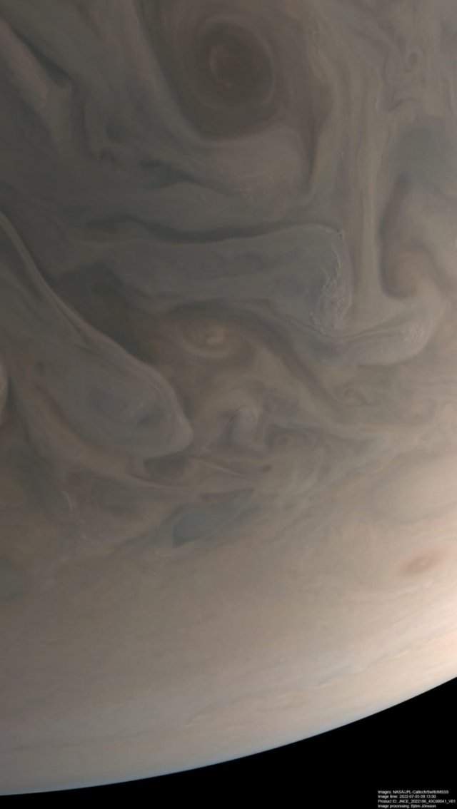 Как выглядит атмосфера Юпитера без обработки и с ней