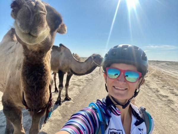 Сегодня утром каталась на велосипеде по казахской степи и по дороге сделала селфи с верблюдом