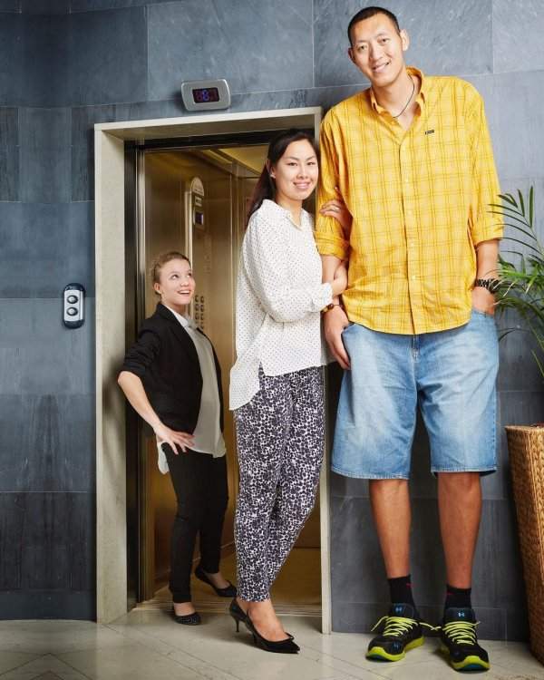 Самая высокая супружеская пара Сунь Минмин и его жена Сюй Янь из Китая