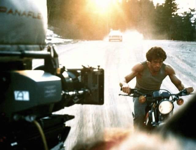 Сильвестр Сталлоне гоняет на съёмках фильма «Рэмбо»