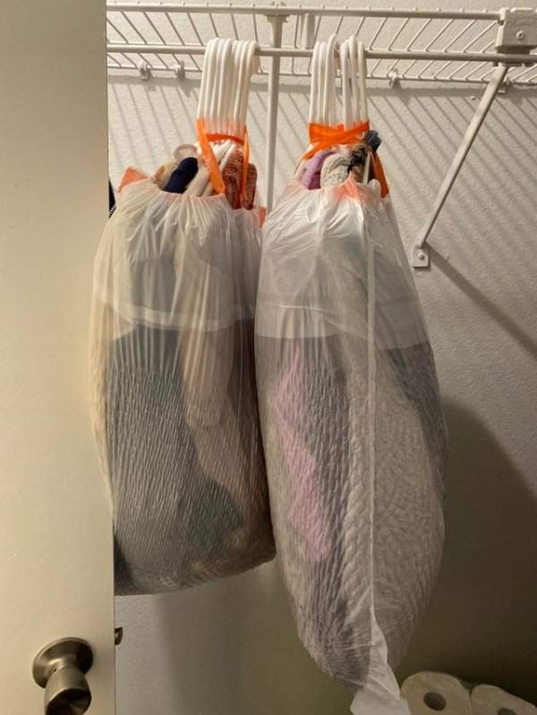 Как перевозить одежду на вешалках. А потом мешки для мусора можно использовать по назначению