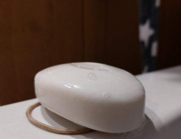 Чтобы мыло не соскользнуло с края ванной, его можно положить на резинку для волос