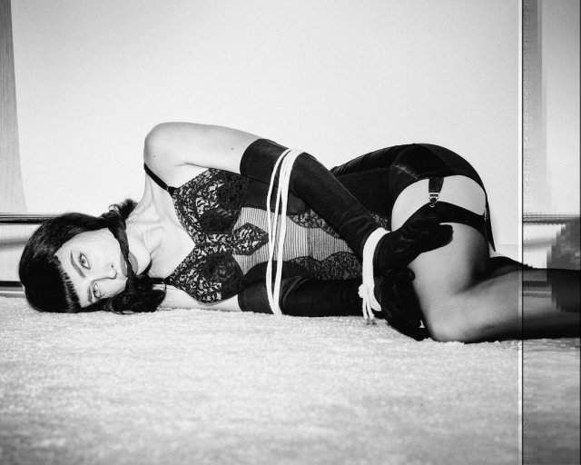 Ирина Шейк повторила образ культовой фетиш-модели Бетти Пейдж в пин-ап фотосессии