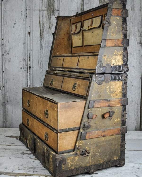 Складной чемодан-шкаф, который был важным атрибутом путешественника в 19-м веке