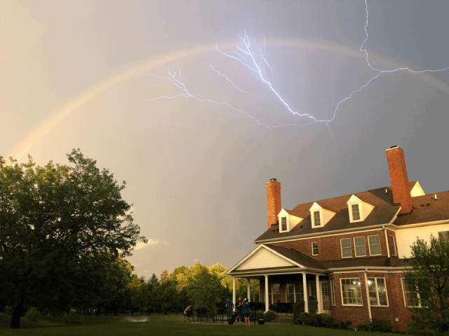Когда удалось сфотографировать молнию и радугу одновременно