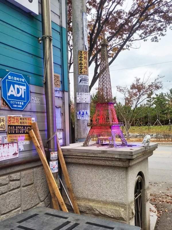 Южнокорейцы обожают Эйфелеву башню, ее тут можно встретить повсюду