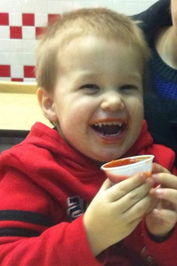 У моего сына настоящие зубы вампира, а его любимая еда- кетчуп. Совпадение ли?