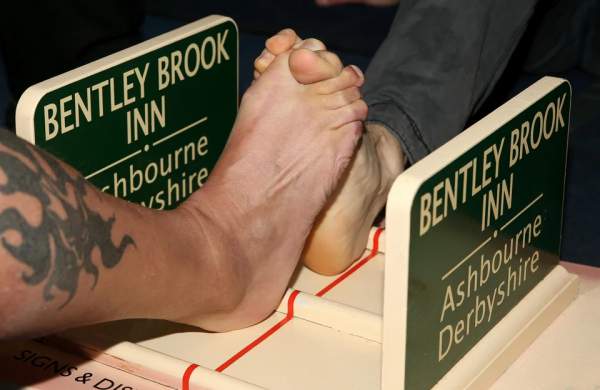 Чемпионат мира по борьбе на пальцах ног в Великобритании