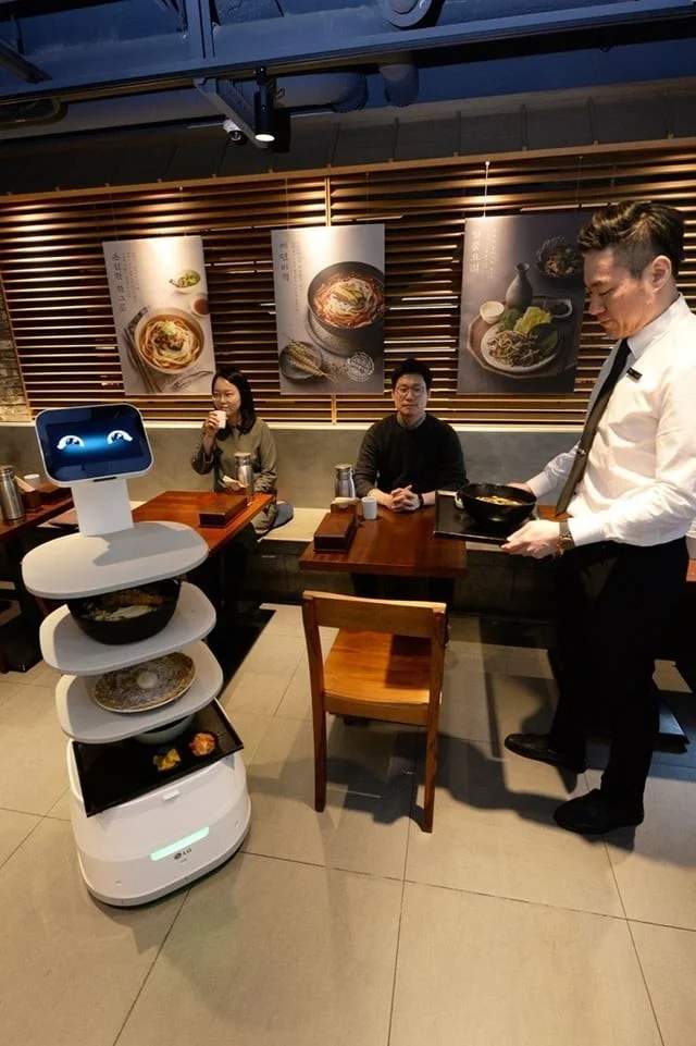 Робот-официант помогает в ресторане