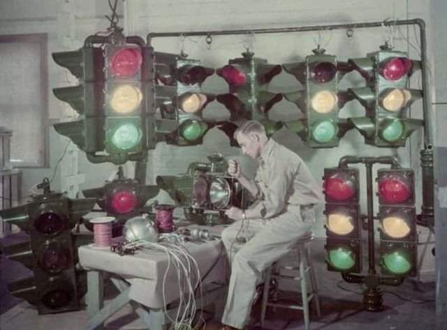 Производство светофоров в Шривпорте (штат Луизиана), откуда они отправляются в города США и за рубеж, декабрь 1947 год