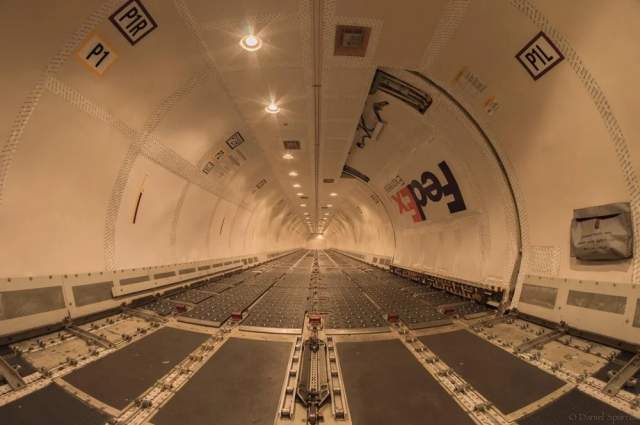 Внутри самолёта Boeing 747 компании FedEx. Компания эксплуатирует более 600 самолётов и имеет 4-ый по величине автопарк в мире. Они ежедневно доставляют грузы практически во все страны мира