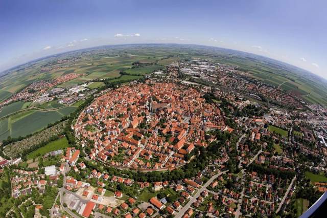 Нёрдлинген - город в Германии, полностью расположенный внутри массивного метеоритного кратера. Город построили в 898 году