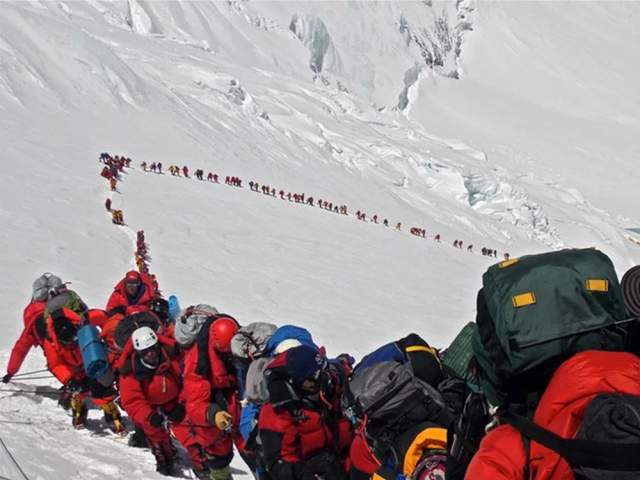 &quot;Пробка&quot; из альпинистов при восхождении на Эверест. Десятки альпинистов погибают в попытке покорить вершину мира. Если альпинист погибает, как правило, тело слишком опасно спускать, поэтому его обычно оставляют на горе
