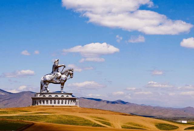 Эта статуя Чингисхана - крупнейший памятник хану в Монголии и самая большая конная статуя в мире. Её высота без постамента - 40 метров. На голове лошади располагается смотровая площадка