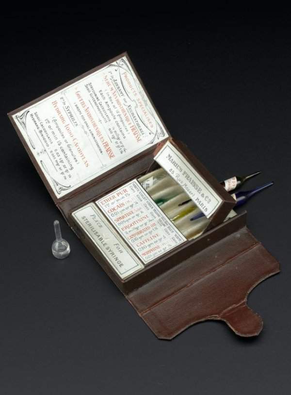 Аптечка с 7 стеклянными ампулами — с эфиром, кокаином, морфином и кофеином. Франция, 1900-1910 годы