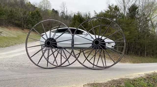 Вы когда-нибудь видели Теслу с колёсами от телеги?