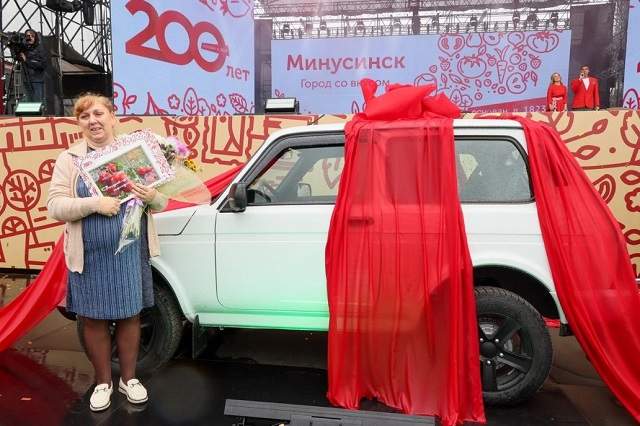 Женщина из Красноярского края выиграла машину за самый большой помидор