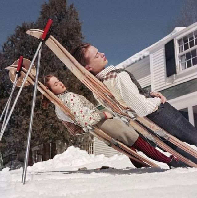 Две лыжницы наслаждаются зимним солнцем, 1955 год.