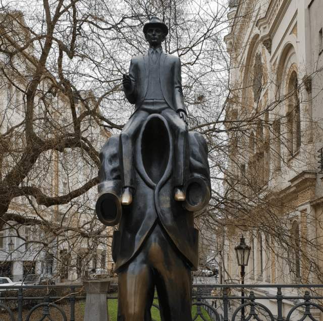 Концептуальный памятник писателю Францу Кафке в Праге