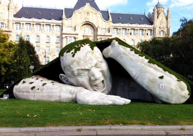 Гигантская скульптура выползает из-под земли, Будапешт, Венгрия