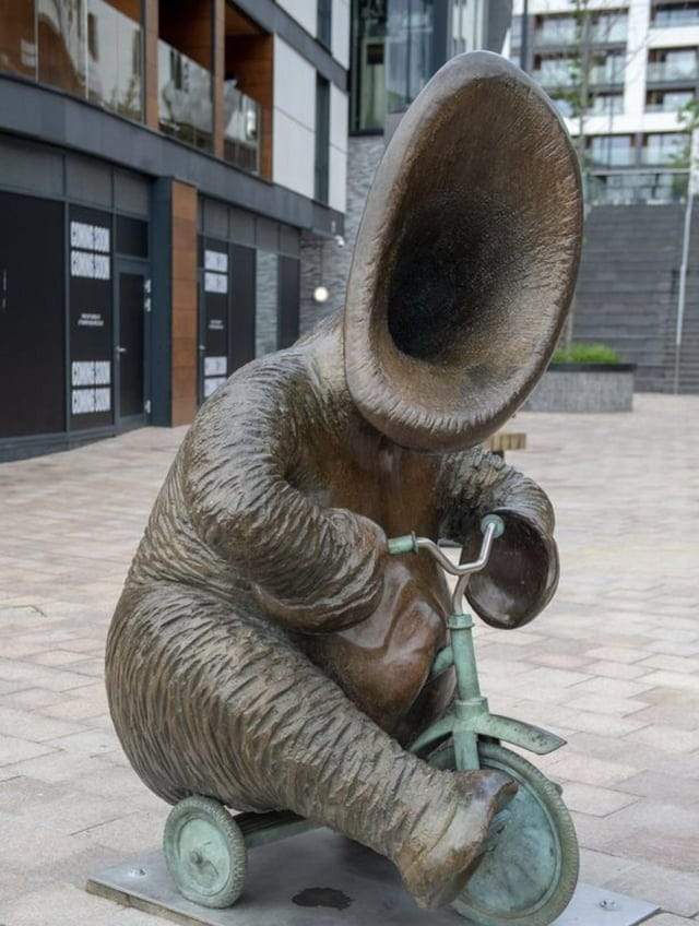 Одна из необычных скульптур, расположенных в Лондоне