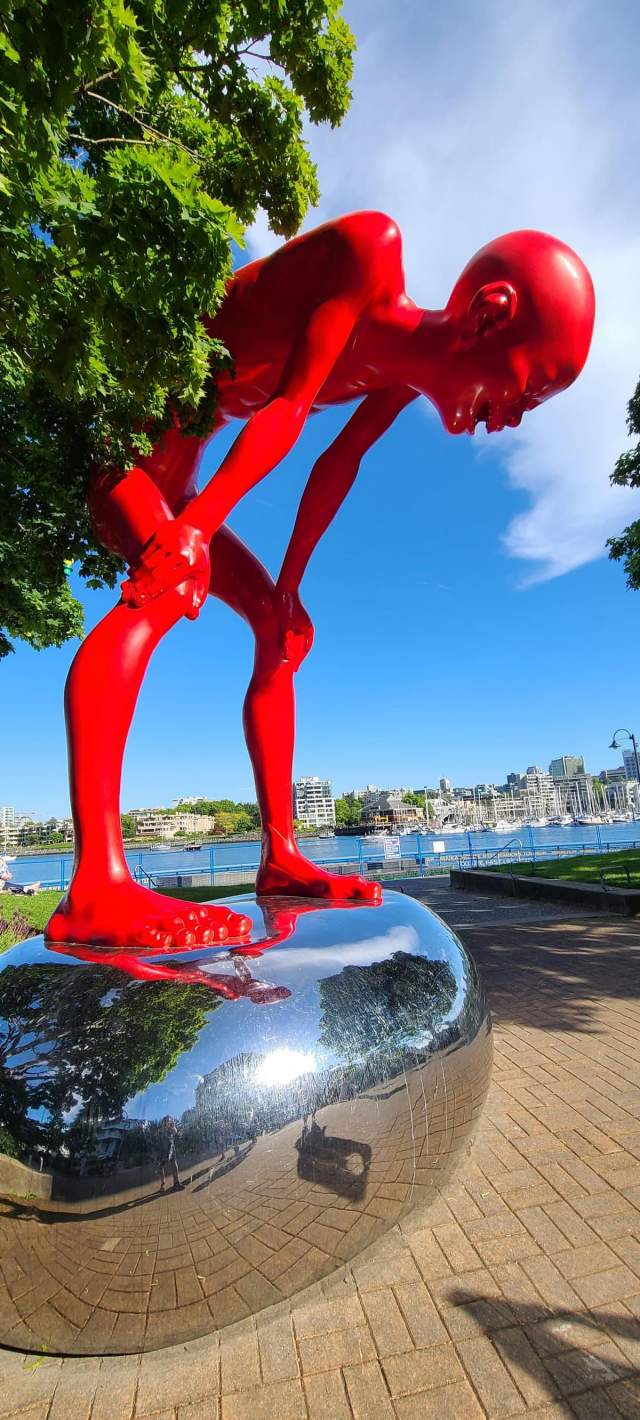 Жутковатая статуя в Ванкувере