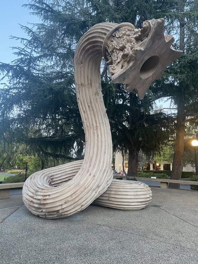 На территории Стэнфордского университета есть скульптура греко-римского песчаного червя