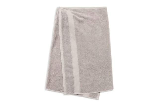 Беспощадная мода от Balenciaga: серьги и юбка-полотенце
