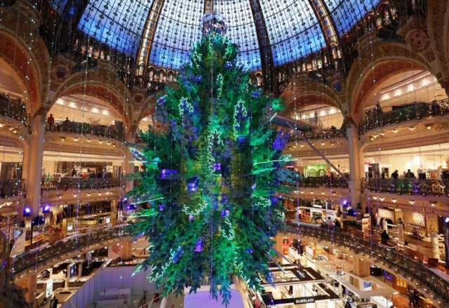 Гигантская рождественская ёлка во Франции, Париж
