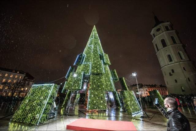 Каждый год в Вильнюсе зажигают удивительные рождественские ёлки в самом центре города, Литва