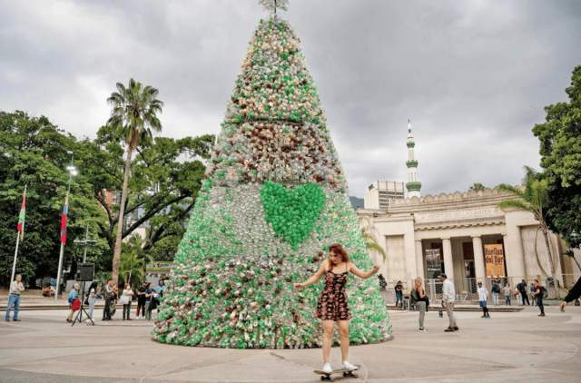 Рождественская елка из переработанных пластиковых бутылок, Каракас, Венесуэла