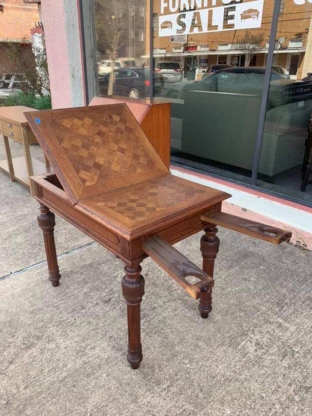 Стол найден в магазине антикварной мебели