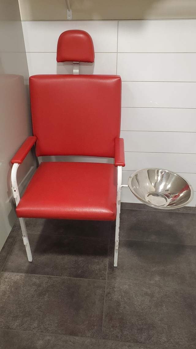 Странный стул с насадкой для чаши