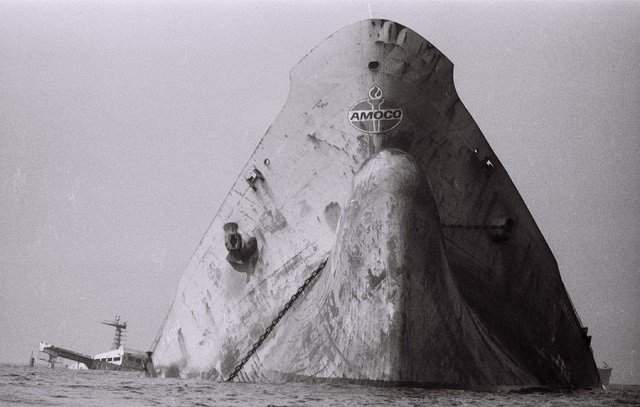 Нефтяной танкер Amoco Cadiz сел на мель у берегов Бретани, Франция, 16 марта 1978 года