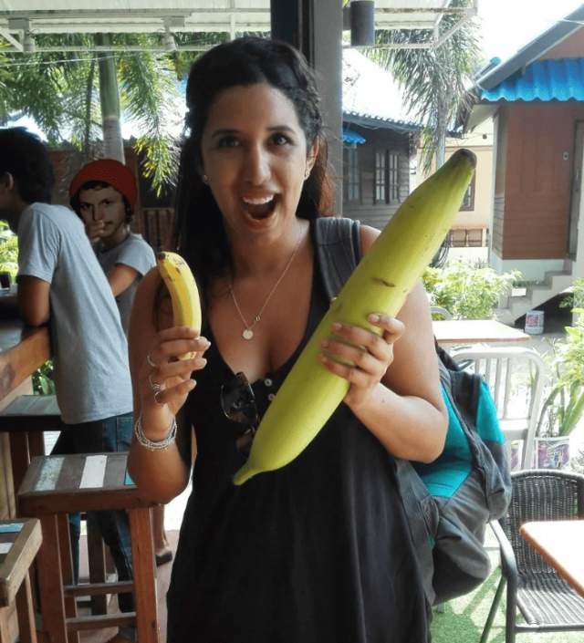 девушка держит бананы