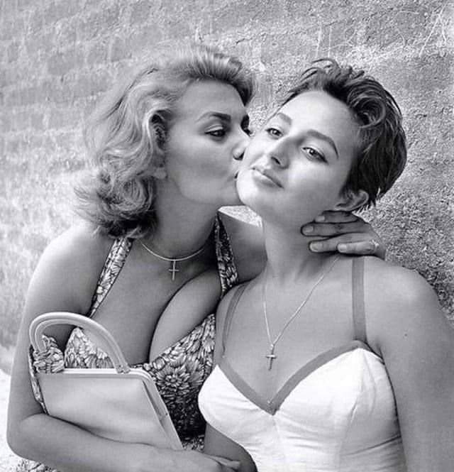 Coфи Лopeн с млaдшeй cecтрой Анной Марией, 1955 год.