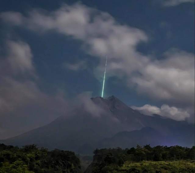 Метеорит упал прямо в вулкан Мерапи, Индонезия