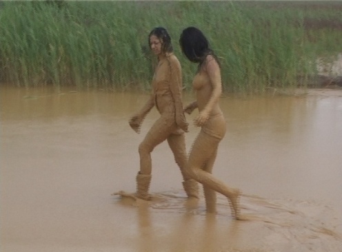 Девушки застряли в грязи