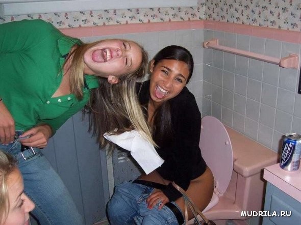 Девочки в туалете фото
