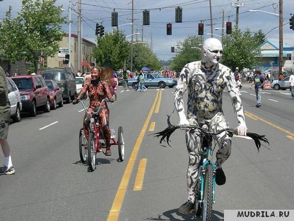Боди-арт на нудистах в массовом велопробеге