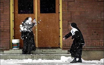 Веселые монашки развлекаются вредными привычками