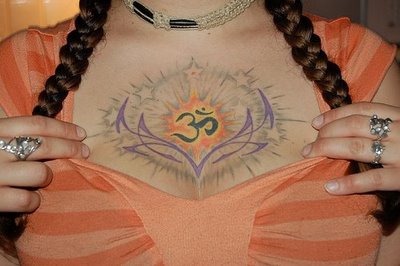 Татуировки на женской груди