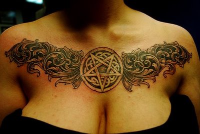 Татуировки на женской груди