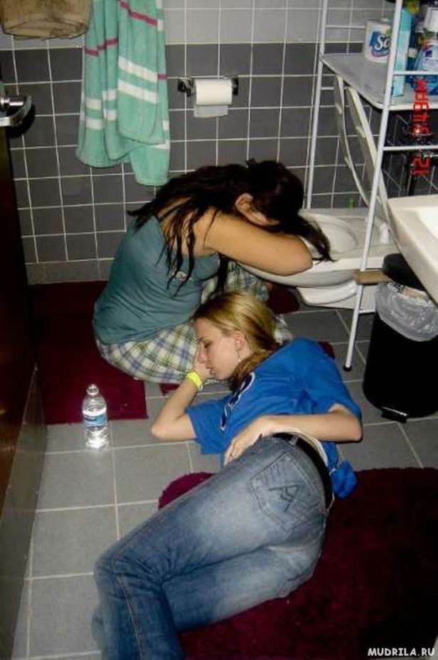 Пьяные девушки валяются
