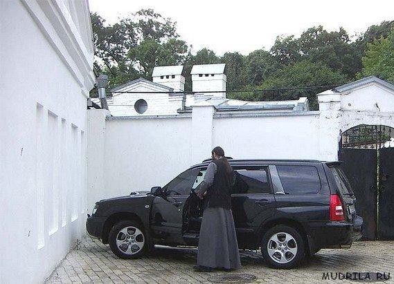 священник возле дорогого автомобиля, фото