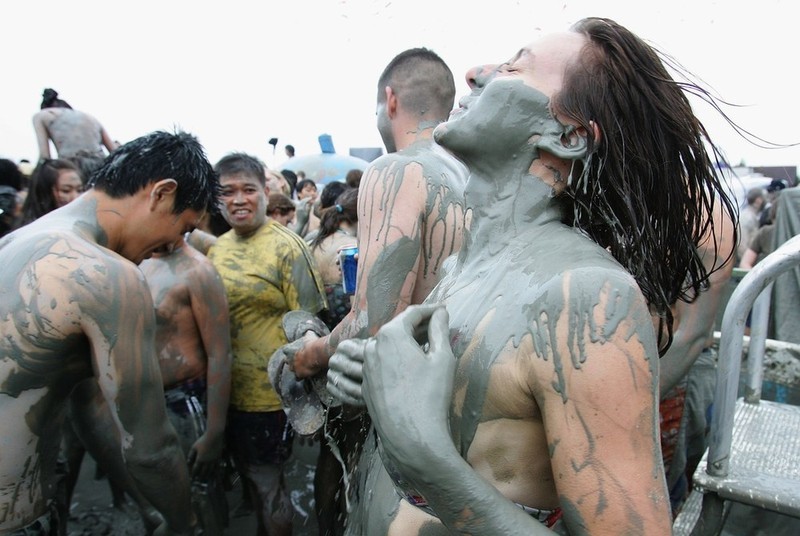 Фестиваль морской грязи (12 фото)