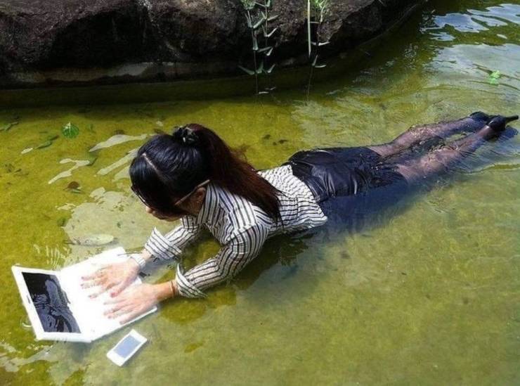 Девушка с ноутбуком в воде