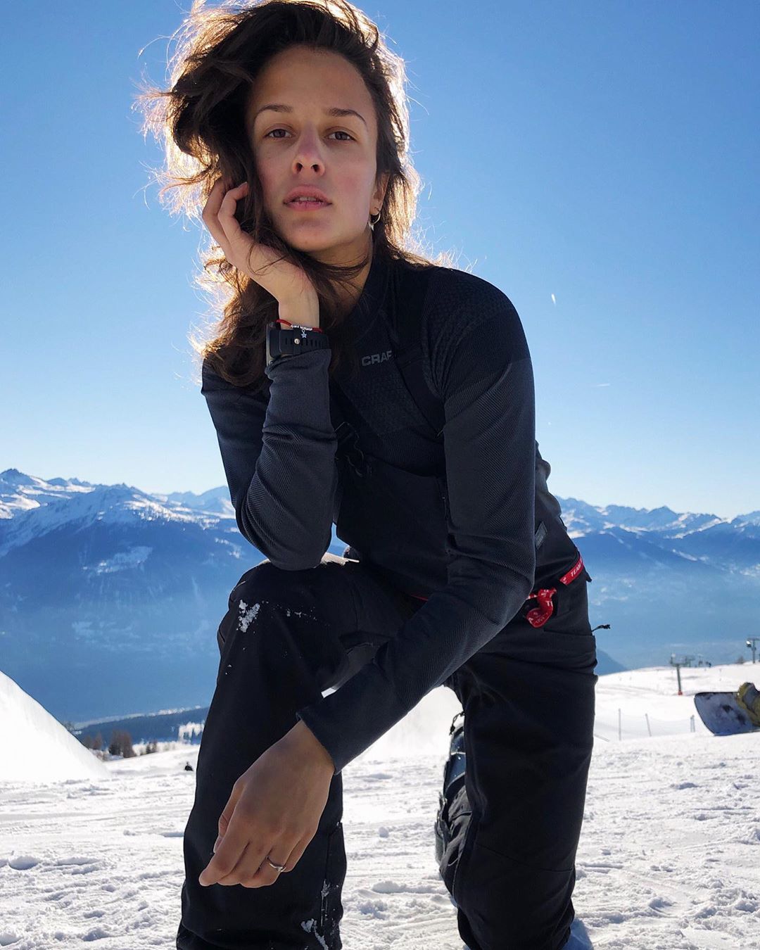 Валерия Демидова в лыжной амуниции в горах
